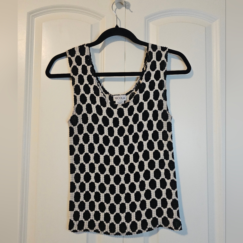 NICOLA Womens Stretchy Black & Cream  Polka Dot Sleeveless Blouse Top SZ M
